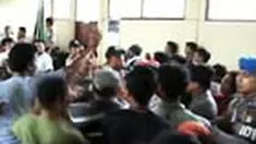 Ini merupakan kali ketiga sidang kasus pembunuhan di Jeneponto, Sulsel, digelar Pengadilan Negeri setempat. Pada persidangan tersebut kembali terjadi kericuhan antara polisi dengan warga.