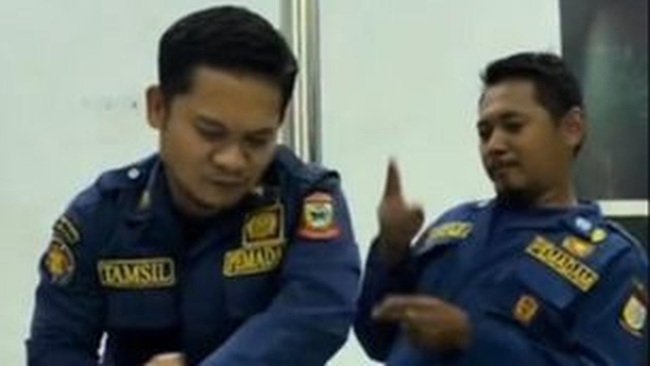 Mereka mengemas video tutorial itu dengan berjoget ala Tiktok.