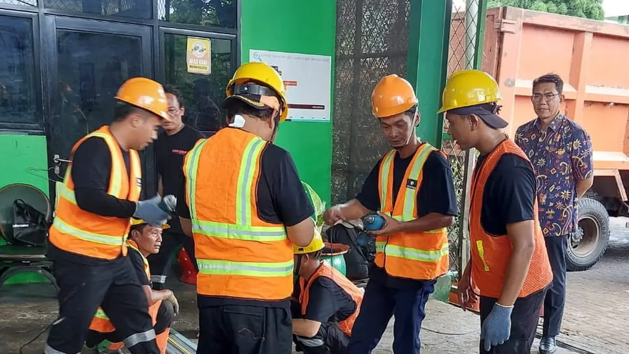 DLH  DKI Jakarta bekerjasama dengan PT Kencana Maju Bersama melakukan pelatihan pembuatan rak sampah dari baja ringan di Komplek Perkantoran Rawa Kerbau, Rawasari Selatan, Jakarta Pusat. (Istimewa)