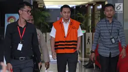 Tersangka anggota DPR Fayakhun Andriadi mengenakan rompi tahanan seusai diperiksa di Gedung KPK, Jakarta, Rabu (28/3). Fayakhun menjadi tersangka kasus pengesahan RKA-K/L dalam APBN-P Tahun Anggaran 2016 Bakamla RI. (Liputan6.com/Herman Zakharia)