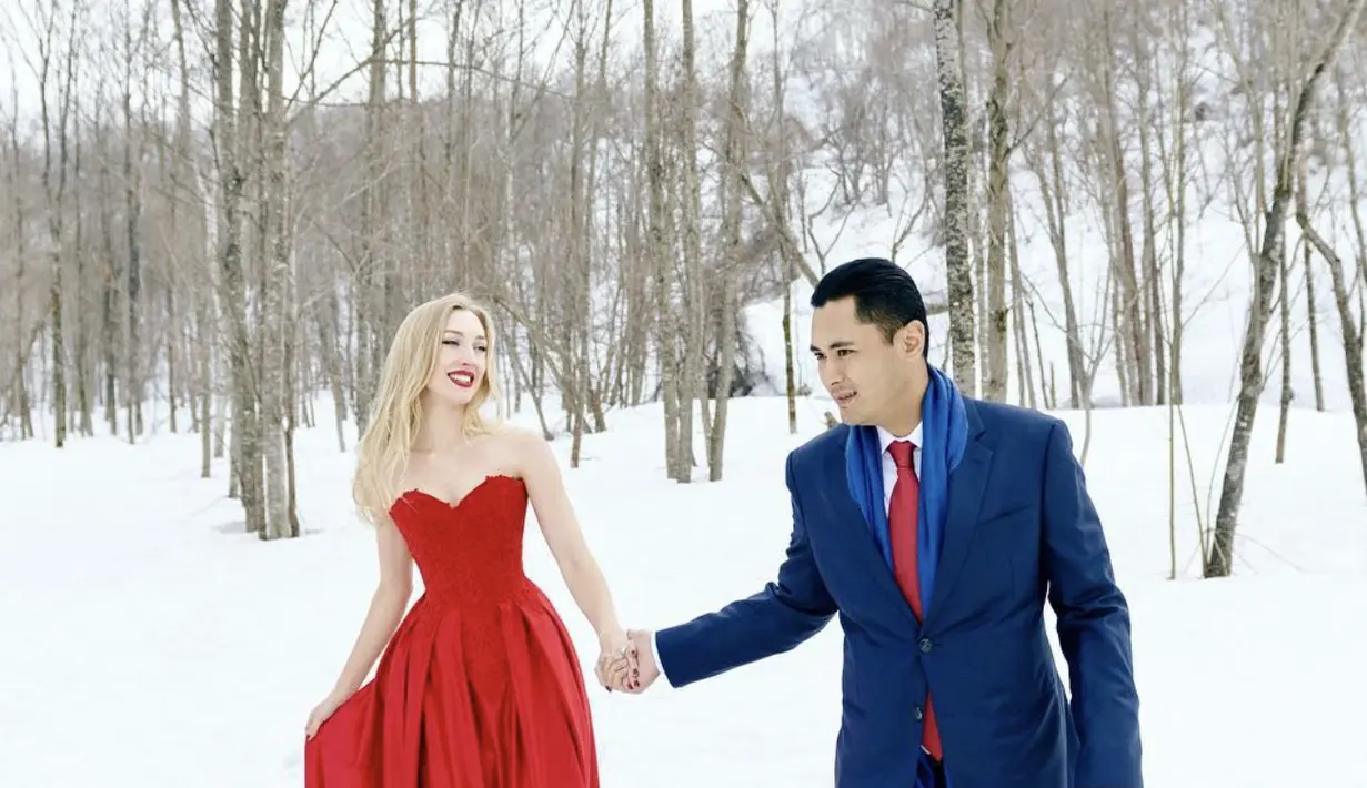 Dress merah hadirkan kemewahan tak terbantahkan saat ia gunakan. Berlatar salju, pesonanya begitu memikat. [Foto: varshaadhikumoro/ Instagram]