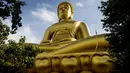 Patung Buddha raksasa setinggi 69 meter di kuil Wat Paknam Phasi Charoen di pinggiran Bangkok, thailand pada Selasa (12/10/2021). Posisi patung adalah duduk seperti postur lotus.(Jack TAYLOR / AFP)