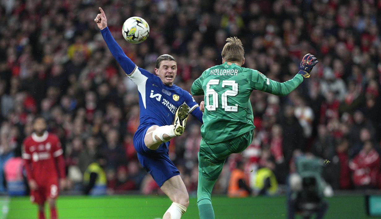 Kiper Liverpool, Caoimhin Kelleher (kanan) berebut bola dengan pemain Chelsea, Conor Gallagher pada laga final Carabao Cup 2023/2024 di Stadion Wembley, Inggris, Minggu (25/02/2024). Pertandingan dimenangkan The Reds melalui gol semata wayang Virgil Van Dijk. (AP Photo/Dave Shopland)