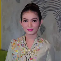 Lihat pesona elegan Selvi Ananda dalam balutan kebaya dan batik hadiri rangkaian HUT ke-44 Dekranas di Solo. [@antoniusanungmakeup]