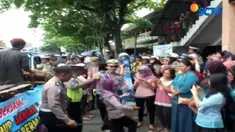 Tak sedikit warga berhenti untuk menikmati musik calung yang dimainkan oleh pasukan Sabhara Polres Kulonprogo.