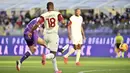 Pesta gol Fiorentina dibuka Giacomo Bonaventura pada menit ke-31. Eksekusi bola matinya dari luar kotak penalti tidak dapat dibendung kiper Salernitana, Vid Belec dan membuat Fiorentina unggul 1-0. (LaPresse via AP/Massimo Paolone)