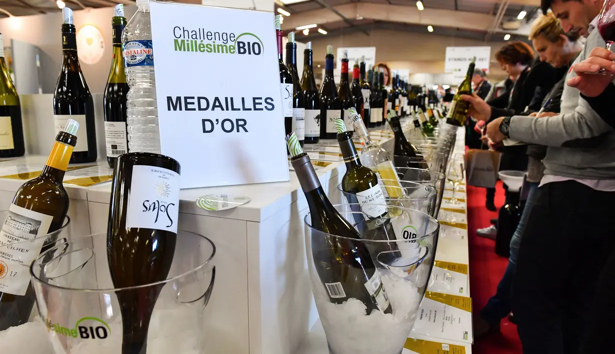 Pengunjung mencicipi wine organik dalam pameran  Millesime Bio 2018 di Kota Montpellier, Prancis, Senin (29/1). Pameran ini diikuti sebanyak 16 negara. (AFP PHOTO/PASCAL GUYOT)