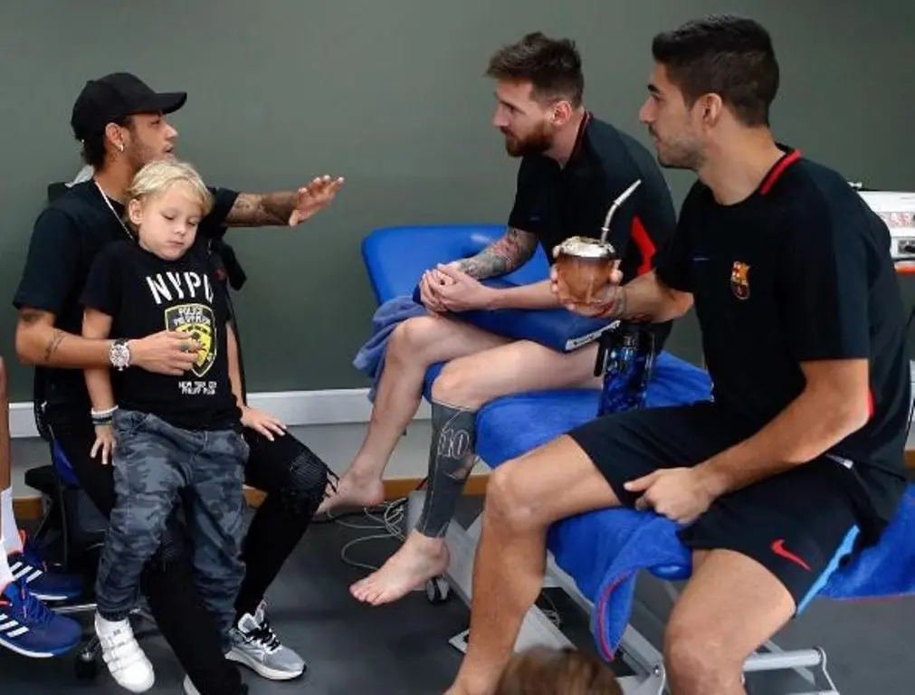 Neymar berbincang dengan Lionel Messi dan Luis Suarez saat mengunjungi sesi latihan Barcelona di Ciutat Esportiva, Minggu (29/10/2017). (twitter.com/neymarjr)
