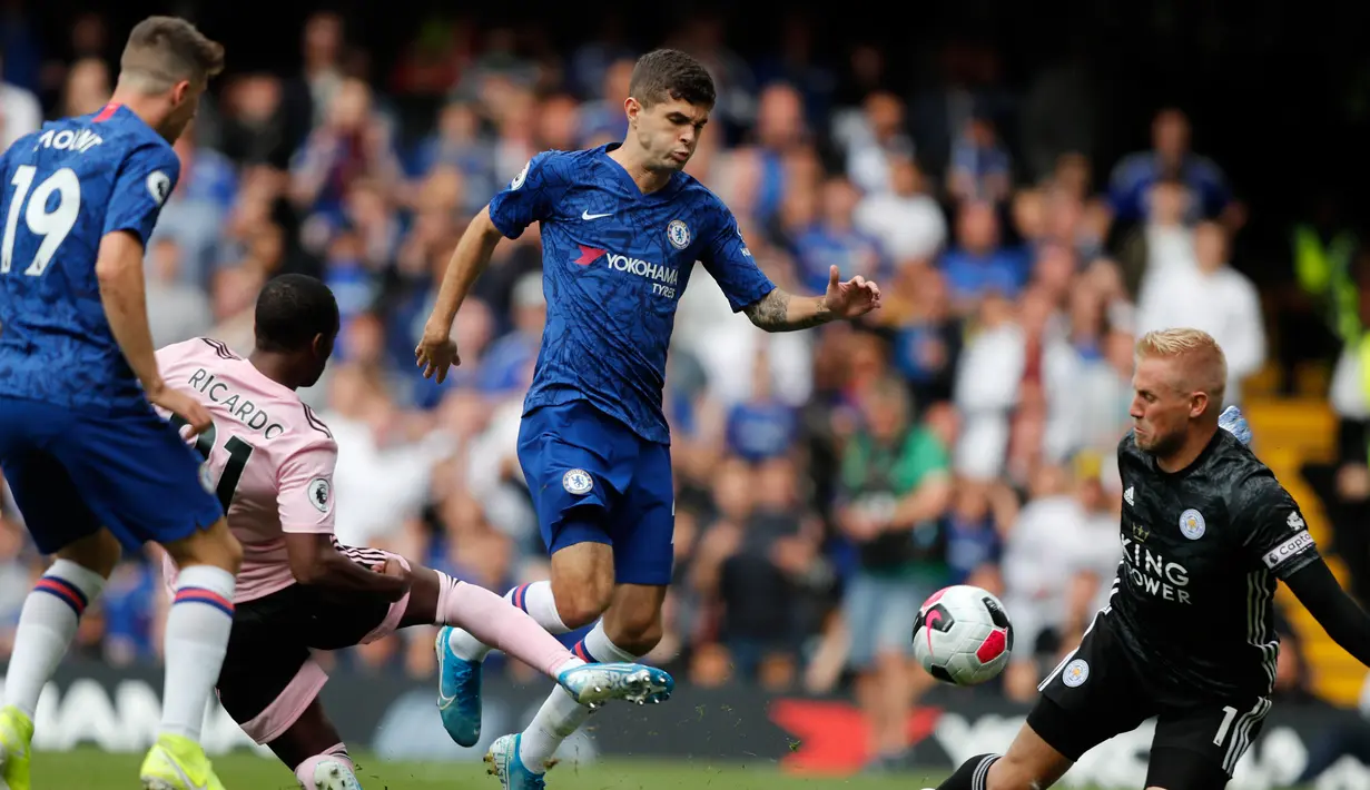 Pemain Chelsea Christian Pulisic (tengah) berebut bola dengan bek Leicester City Ricardo Pereira (dua kiri) di depan penjaga gawang Leicester City Kasper Schmeichel dalam Liga Inggris di Stadion Stamford Bridge, London, Minggu (18/8/2019). Pertandingan berakhir imbang 1-1. (AP Photo/Frank Augstein)