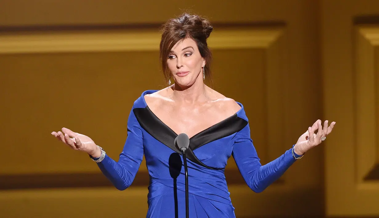 Caitlyn Jenner saat menyampaikan pidato di atas panggung acara penghargaan Glamour Women Of The Year di New York City, Senin (9/11/2015). (Larry Busacca/Getty Images untuk Glamour/AFP)