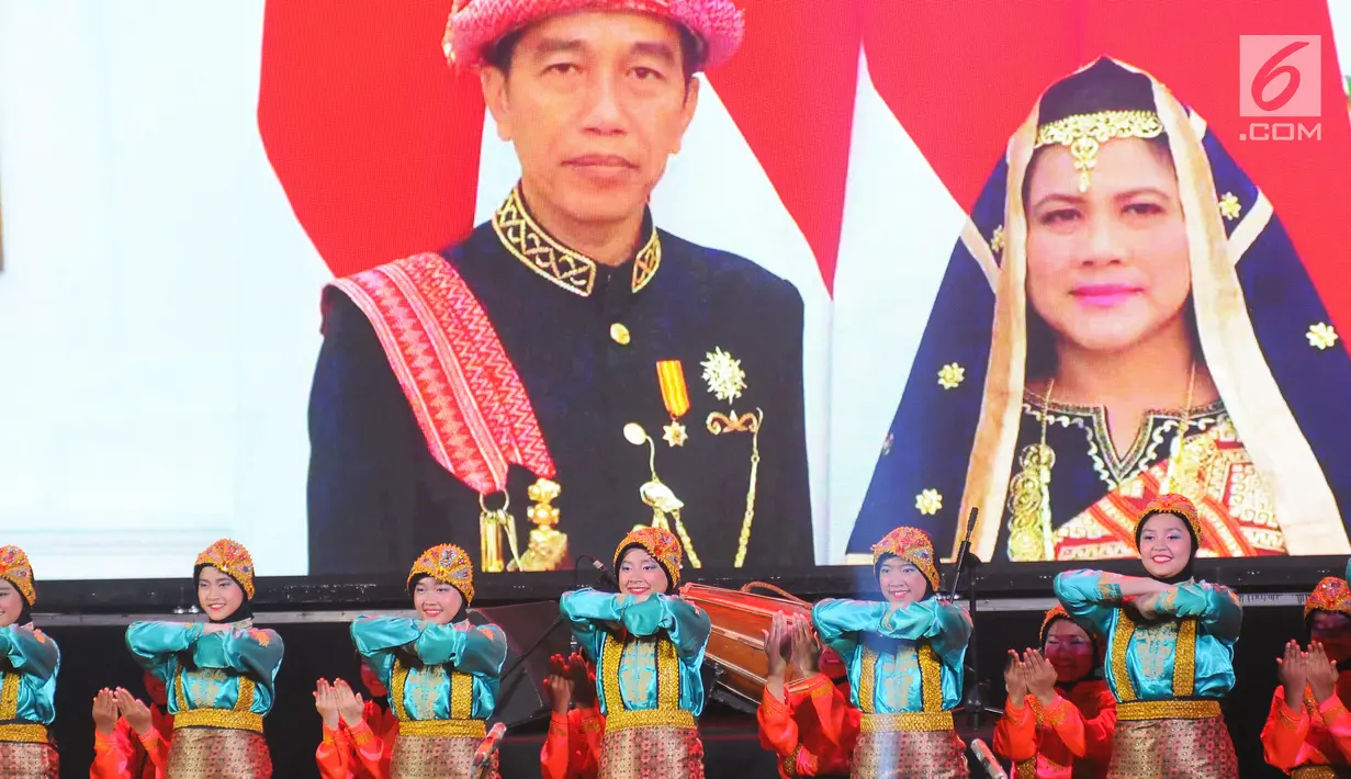 Tarian tradisional ikut mengiringi acara Doa Bersama Lintas Agama dan Festival Seni Budaya di Jakarta, Jumat (12/4). Acara yang digelar Gerakan Alumni UI dan IKJ mengusung tema "SATUkan Doa menuju Kemenangan". (Liputan6.com/Angga Yuniar)