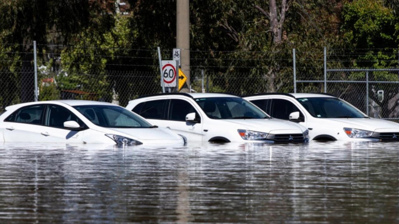 Mobil Terobos Banjir Berisiko Oli Bercampur Air, Begini Cara Mengecek dan Solusinya