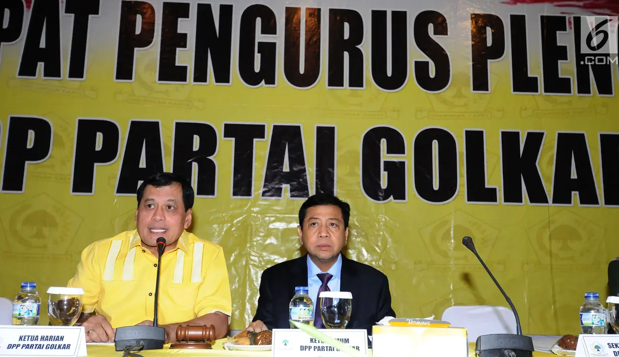 Ketua Umum Partai Golkar, Setya Novanto (kanan) saat memimpin rapat pleno di ruang rapat utama gedung DPP Partai Golkar, Jakarta, Selasa (18/7). Rapat membahas situasi poltik terkini. (Liputan6.com/Helmi Fithriansyah)
