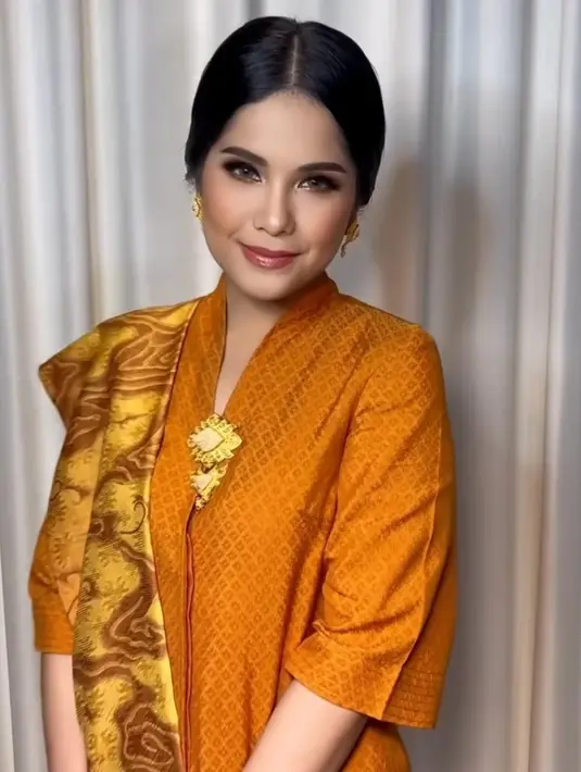 Kebaya tersebut kemudian ia padukan dengan selendang batik motif megamendung nuansa kuning cerah. [@barry_irawan/@bamboricraft/@wereinacraft]