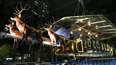 Restoran gantung dengan dekorasi kereta salju santa claus di Kuala Lumpur, Malaysia, Rabu (5/12). Restoran gantung ini menawarkan sensasi menjadi santa claus kepada pengunjung. (MOHD RASFAN/AFP)