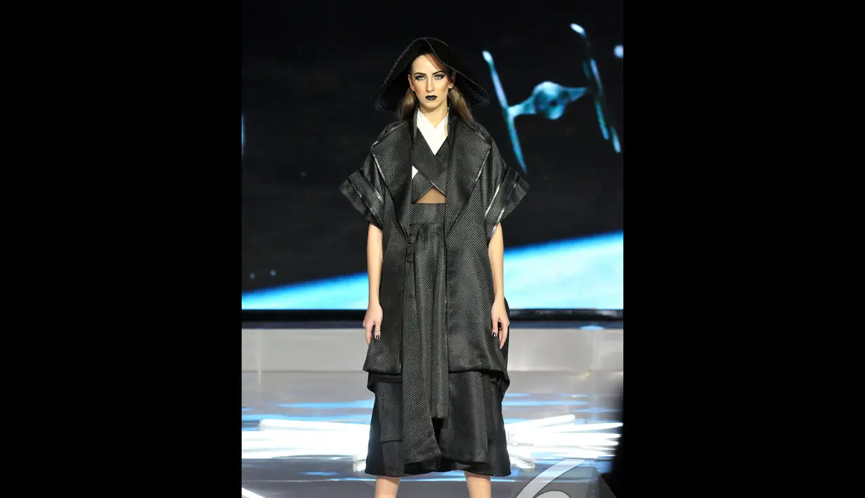 Model memeragakan busana yang terinspirasi para Jedi Star Wars di I Fashion Festival 2014, Jakarta, Senin (15/12/2014). (Liputan6.com/Panji Diksana)