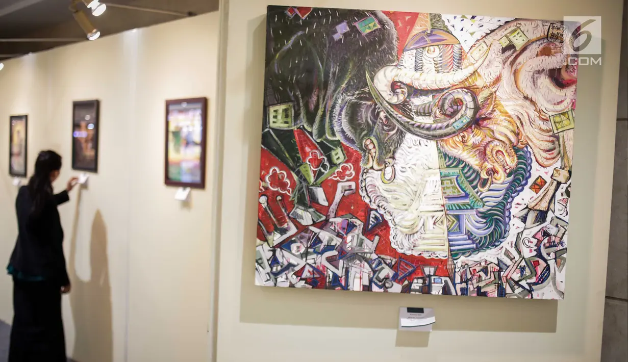 Sejulmah karya lukis dipamerkan dalam acara pemeran "Everything is About Indonesia" yang diselanggarakan di Faber Castell Store, Jakarta, Jumat (15/11). (Liputan6.com/Faizal Fanani)