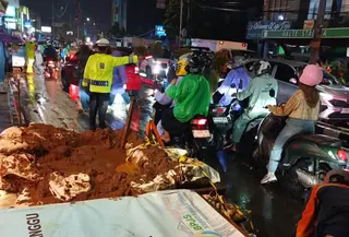 Proyek galian kabel di Depok. (Liputan6.com/Dicky Agung Prihanto)