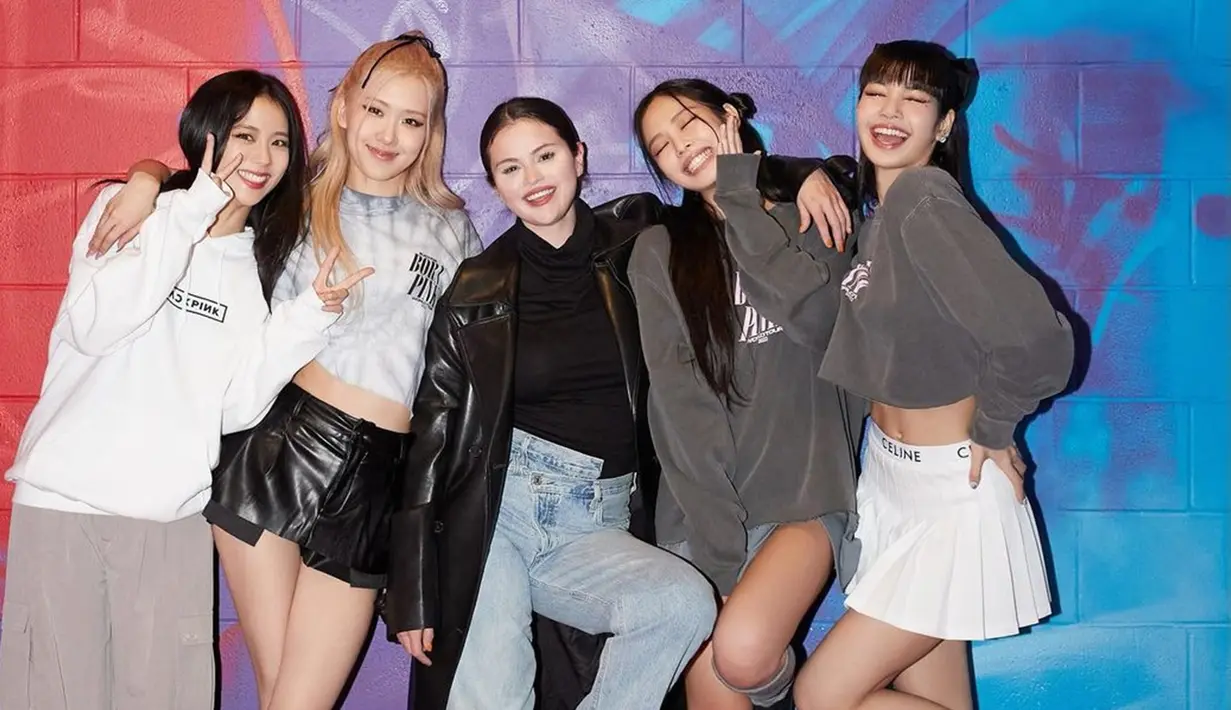 Bukan hanya interaksi mereka saja yang bikin gemas, penggemar juga dibuat senang dengan caption Selena. Kata-kata itu merujuk pada nama Selena dan BLACKPINK yang digabung menjadi Selpink. Momen itu pun jadi reuni yang indah bagi Selena bersama, Jisoo, Lisa, Rose dan Jennie. (Liputan6.com/IG/@selenagomez)