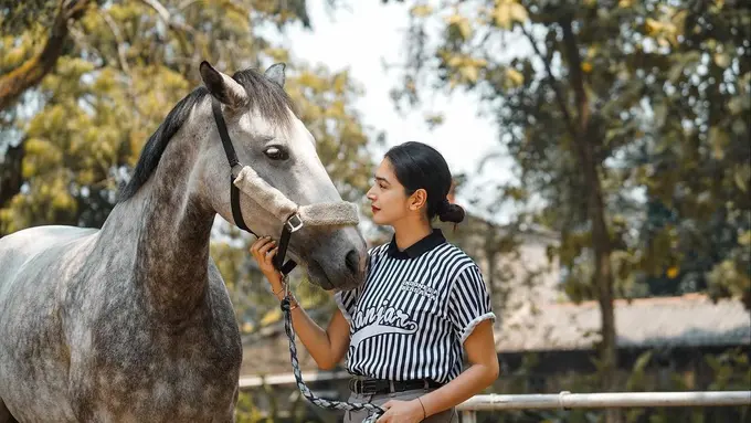Intip deretan outfit berkuda dari Nabila Syakieb.