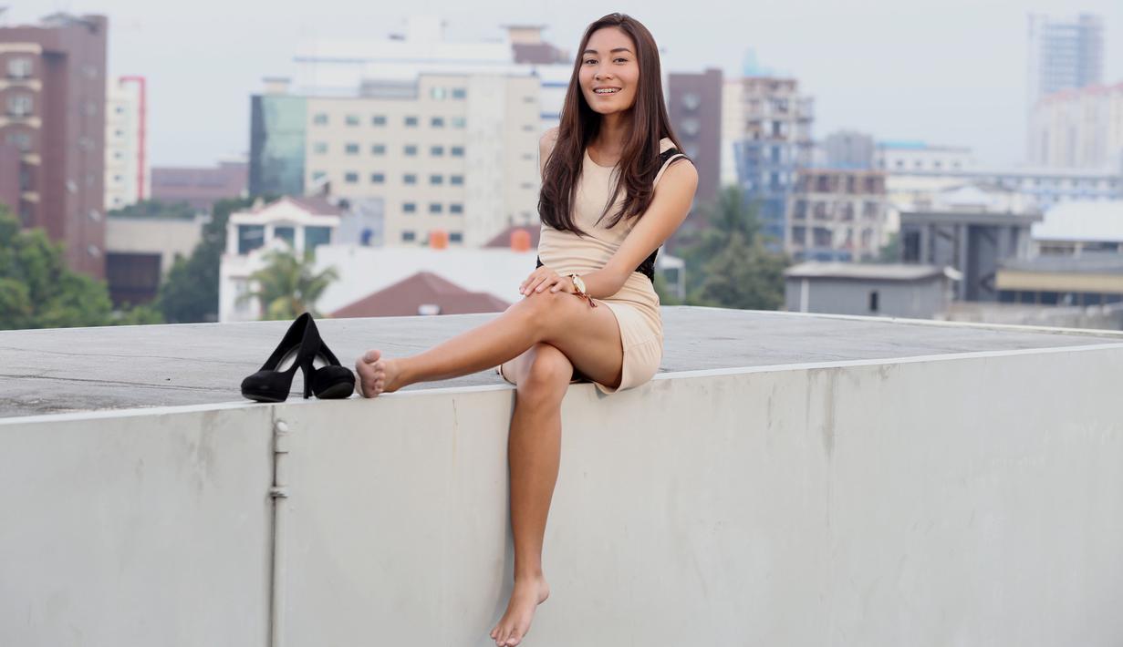 Fisioterapi PBR, Adinda Pricilla terlihat santai saat pemotretan di roof top  Bola.com (10/12/2015). (Bola.com/Nicklas Hanoatubun)