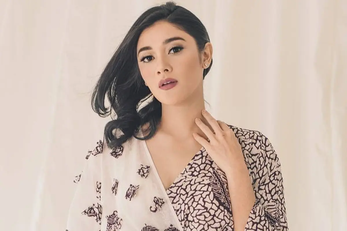[Bintang] Pergi ke Kondangan, Coba Gaya Rambut Klasik Naysilla Mirdad Ini