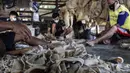 Pekerja memotong kulit sapi untuk dijadikan kerupuk di Kerupuk Kulit Bambang, Depok, Jawa Barat, Sabtu (28/8/2021). Pelaku usaha kerupuk kulit mengaku sejak Pemberlakuan Pembatasan Kegiatan Masyarakat (PPKM) produksi kerupuk kulit menurun hingga 60 persen. (Liputan6.com/Johan Tallo)
