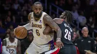 Forward LA Lakers LeBron James pada laga NBA melawan Portland Trail Blazers, Senin (24/10/2022) pagi WIB. (AP Photo/Alex Gallardo)