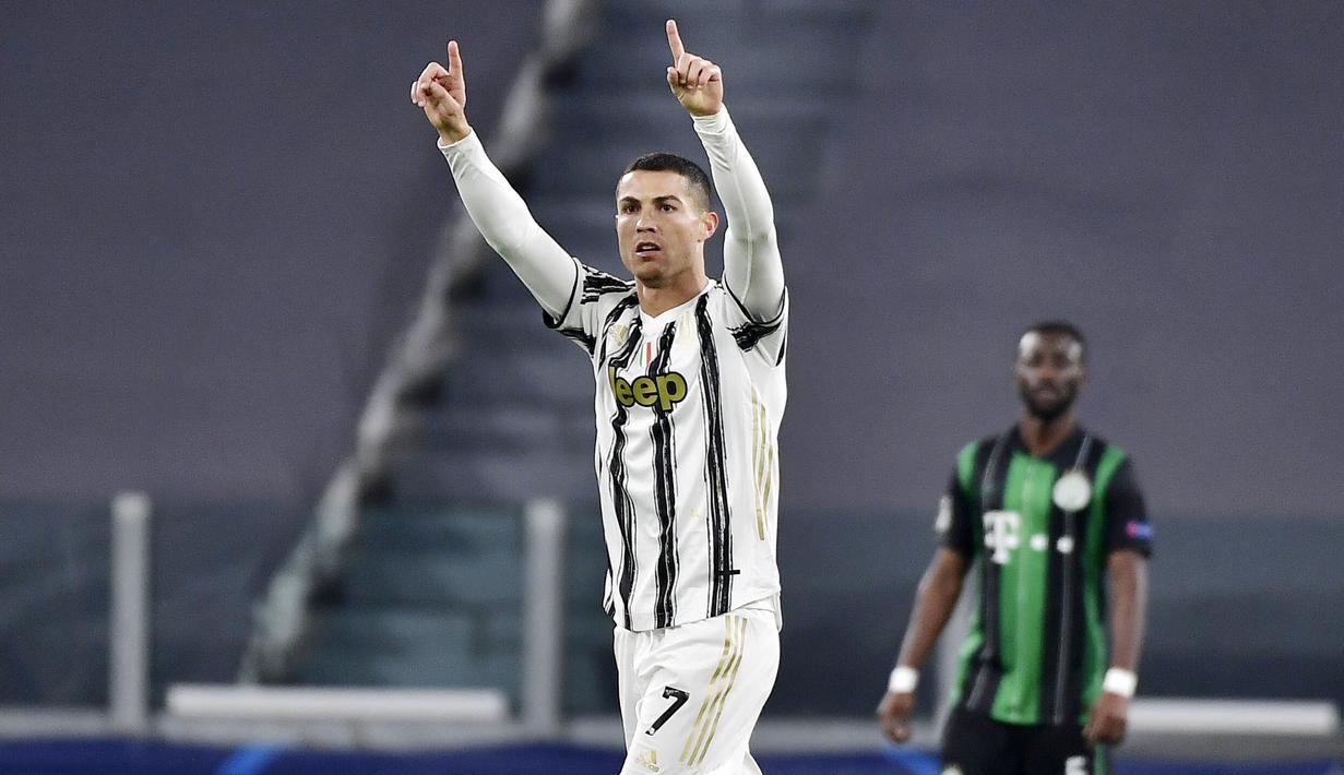 Striker Juventus, Cristiano Ronaldo, melakukan selebrasi usai mencetak gol ke gawang Ferencvaros pada laga Liga Champions di Turin, Rabu (25/11/2020). Juventus menang dengan skor 2-1. (Marco Alpozzi/LaPresse via AP)