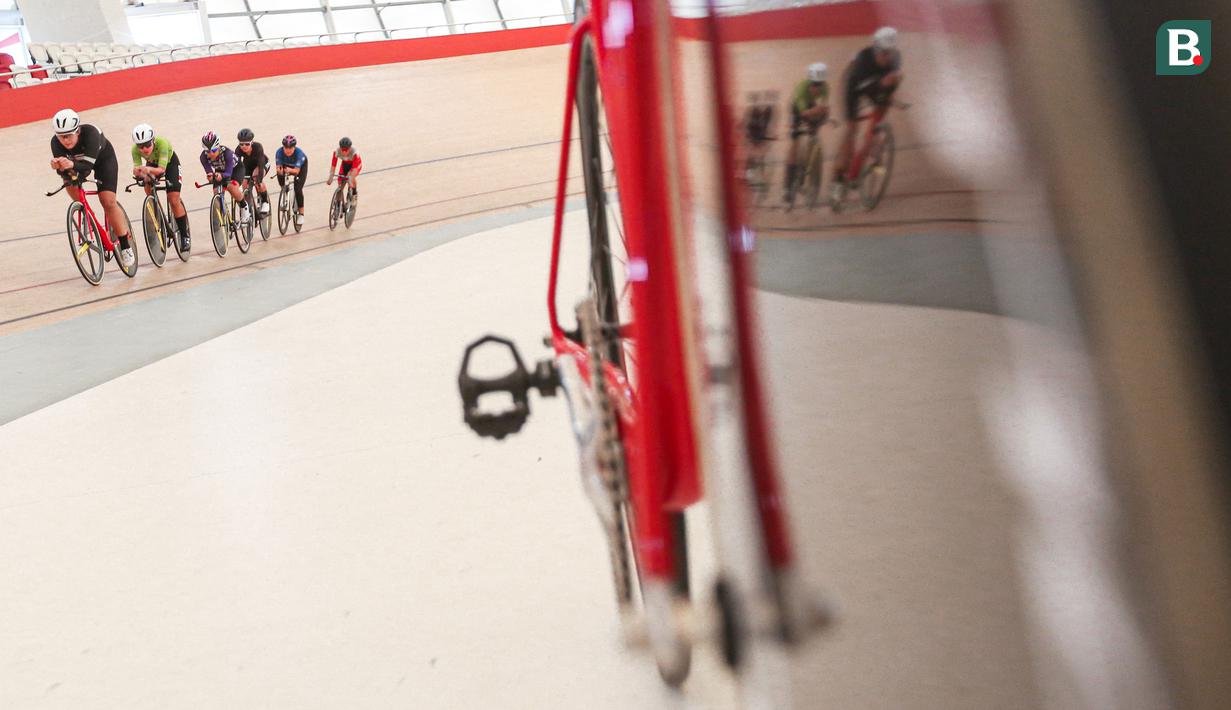Tim putra balap sepeda Indonesia berlatih untuk persiapan UCI Track Nations Cup 2023 di Jakarta International Velodrome, Rawamangun, Jakarta Timur, Kamis (16/02/2023). Ajang UCI Track Nations Cup 2023 akan berlangsung pada 23-26 Februari 2023. (Bola.com/Bagaskara Lazuardi)