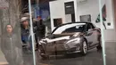 Mobil Tesla model S dipamerkan di sebuah dealer di Chicago, Illinois (30/3). Pengemudi Tesla berusia 38 tahun itu meninggal di rumah sakit terdekat tak lama setelah kecelakaan itu. (Scott Olson / Getty Images / AFP)
