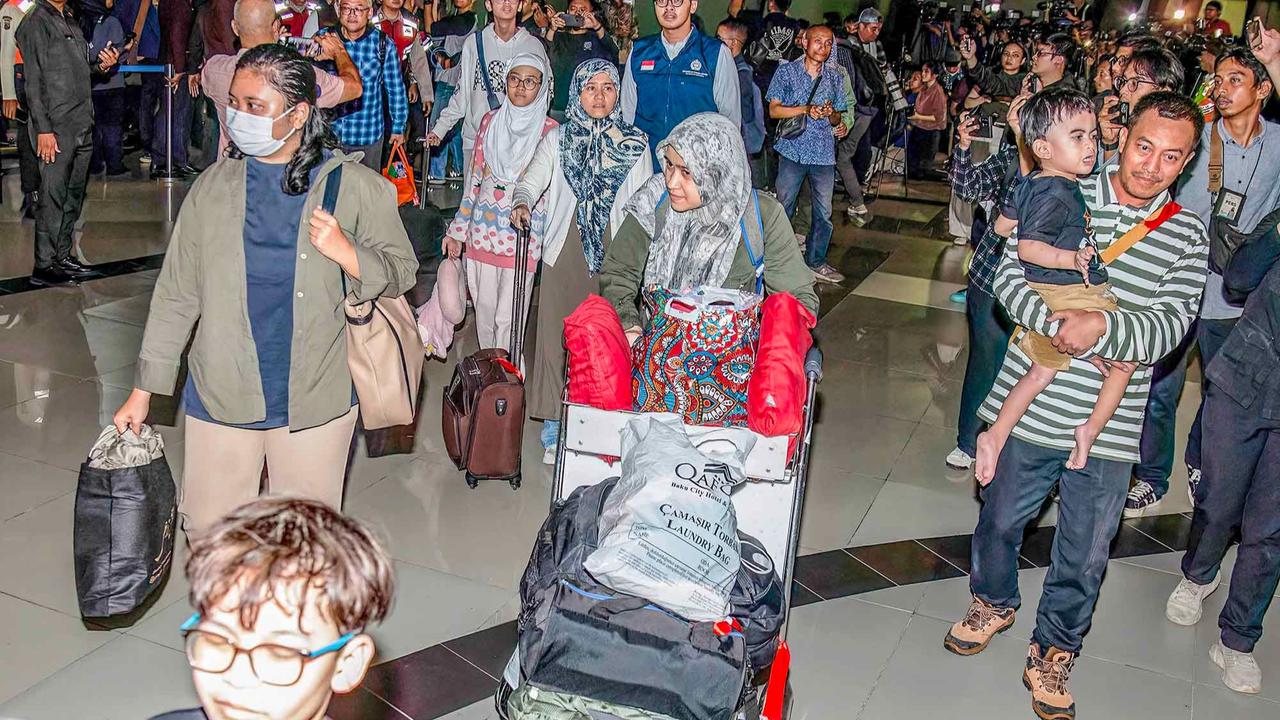 FOTO: 11 Warga Negara Indonesia Tiba di Jakarta Usai Dievakuasi Dari Iran