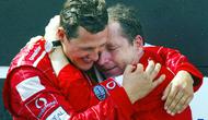 Pembalap Ferrari, Michael Schumacher (kiri) mendapatkan ucapan selamat dari Direktur Olahraga Prancis Jean Todt di podium setelah menjuarai Grand Formula 1 GP Prancis di Sirkuit Magny-Cours, 21 Juli 2002. (AFP/Patrick Hertzog)