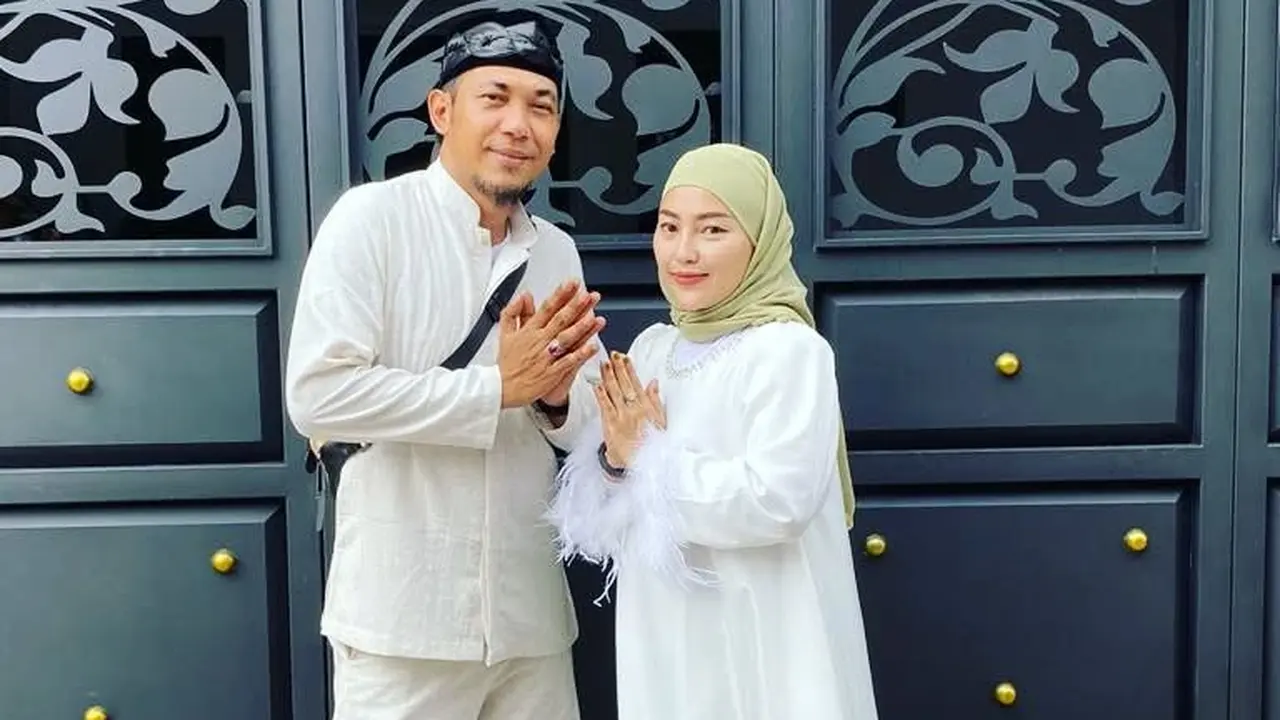 9 Potret Suami Mpok Alpa yang Selalu Setia Mendampingi