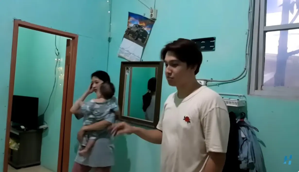 Di ruang depan ini biasa digunakan untuk bermain bersama anak-anaknya. Diruang ini juga digunakan sebagai tempat menyimpan beberapa parabotnya. Ada cermin kecil menempel di dinding, dan disampingnya ada gantungan baju yang penuh pakaian. [Youtube/HepiNews]