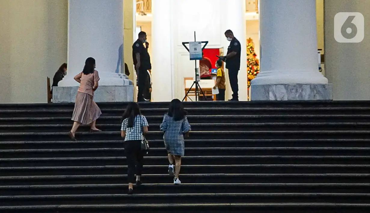 Jemaat tiba untuk melaksanakan ibadah malam Natal di Gereja Immanuel, Jakarta, Jumat (24/12/2021). Perayaan ibadah malam Natal mengingatkan umat untuk saling mengasihi dengan segenap hati dalam kasih persaudaraan yang tulus dan ikhlas melalui tindakan belarasa. (Liputan6.com/Faizal Fanani)
