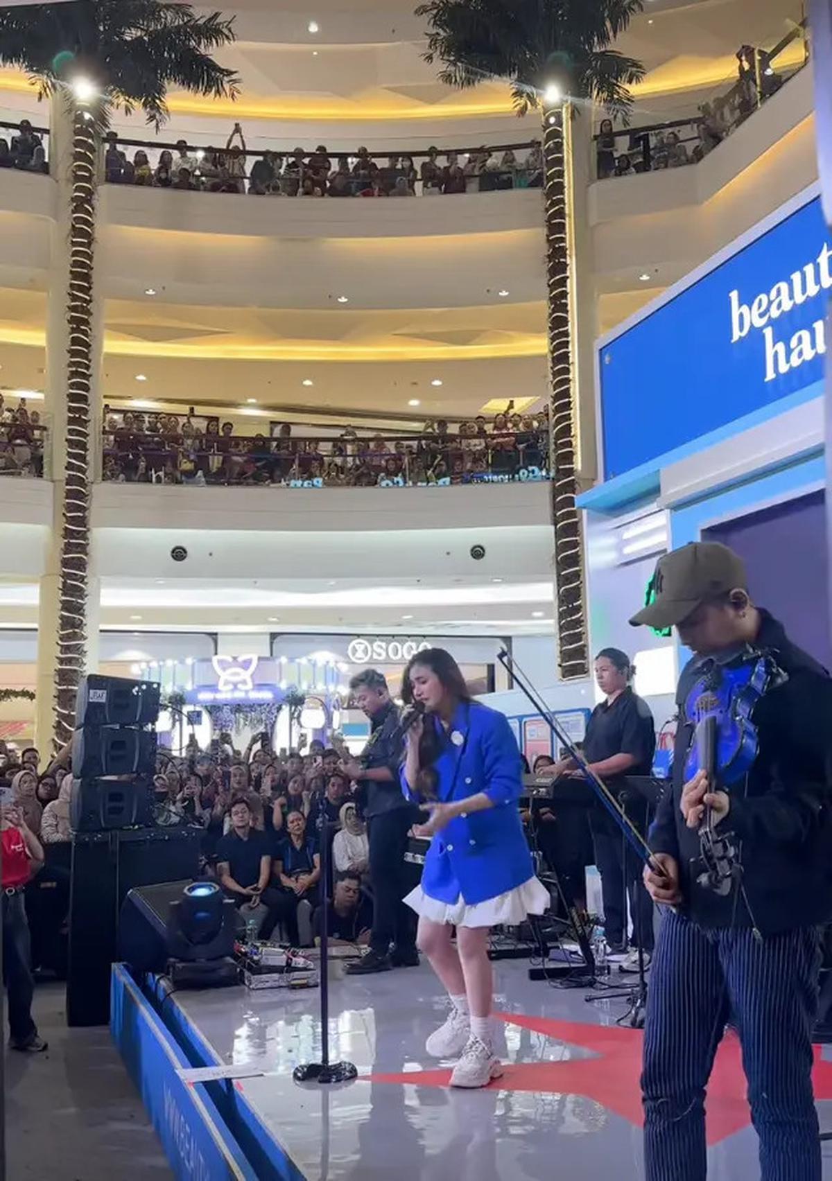 Mahalini Hangatkan Panggung Beautyhaul Mart 2024, Lantunkan Hit Melawan Restu Hingga Sial