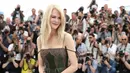 Aktris Nicole Kidman berpose saat menghadiri pemutaran film The Killing Of A Sacred Deer pada acara Festival Film Cannes ke-70, Prancis (22/5). Aktris 49 tahun ini tampil cantik dengan gaun bermotif merak.  (AP Photo / Alastair Grant)