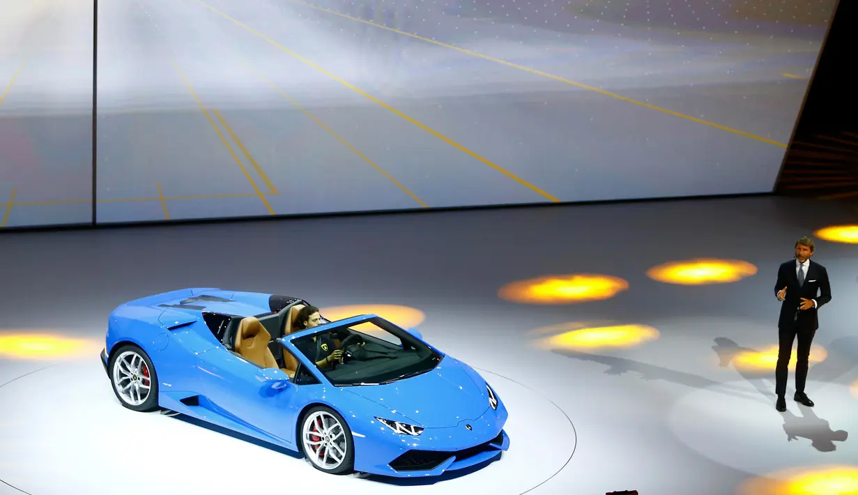 CEO Lamborghini Stephan Winkelmann memperkenalkan  LP 6104 Spyder Huracan jelang Frankfurt Motor Show (IAA) di Frankfurt, Jerman (14/9/2015). Mobil Lamborghini seharga 186,5 ribu euro ini berkecepatan 100 km/jam dalam 10,2 detik atau 324 km/jam. (Reuters)