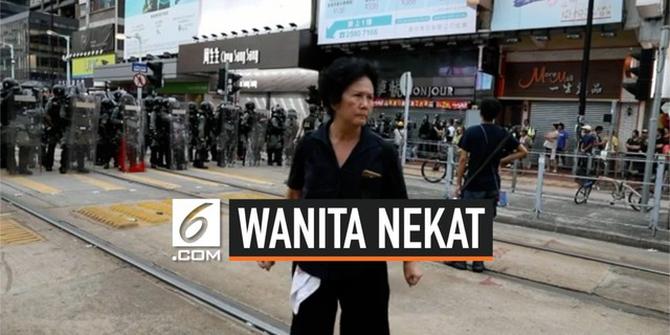 VIDEO: Wanita Ini Minta Ditembak Polisi Hong Kong