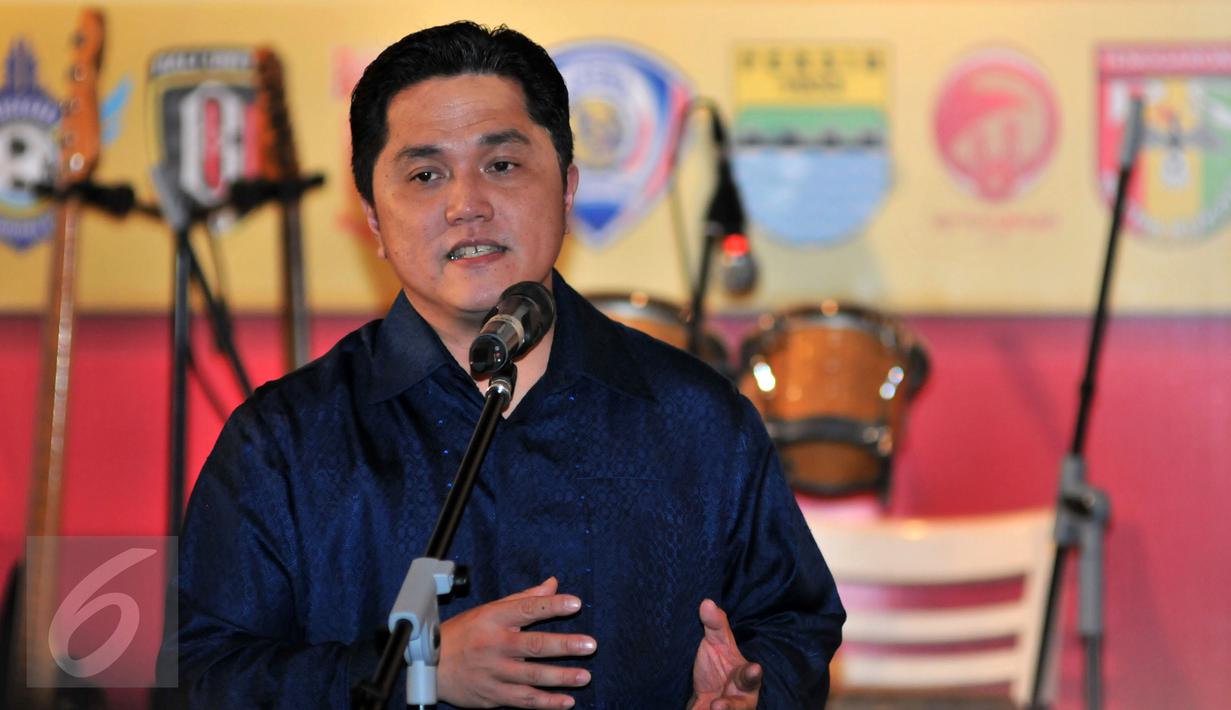 Erick Thohir memberikan sambutan di acara Syukuran Panitia Piala Presiden 2015, Jakarta, Senin (18/1/2016). (Liputan6.com/Yoppy Renato)