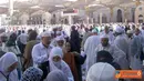 Citizen6, Arab Saudi: Suasana usai sholat Jumat di masjid Nabawi, Kota Madinah yang dipenuhi oleh para Haji. (Pengirim: Aribowo)