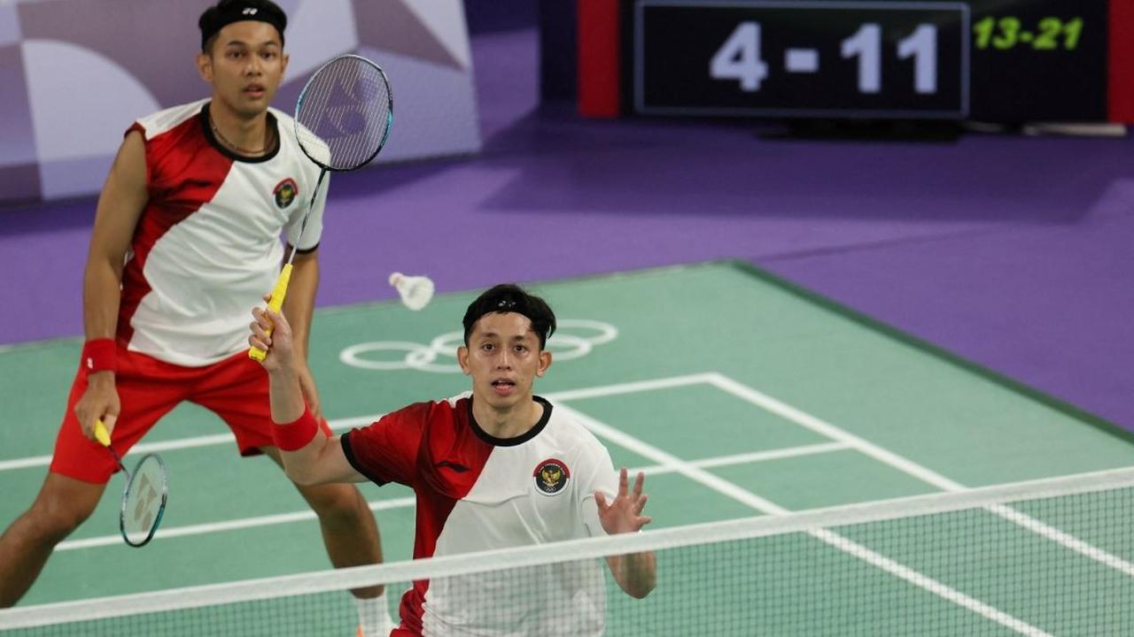 Pasangan ganda putra bulu tangkis Indonesia, Fajar Alfian dan Muhammad Rian Ardianto, berhasil melangkah ke perempatfinal Olimpiade Paris 2024 setelah meraih kemenangan meyakinkan atas pasangan Prancis, Lucas Corvee dan Ronan Labar. <br>