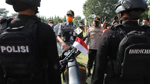 Gubernur Jateng Ganjar Pranowo, Pangdam IV Diponegoro Mayjen TNI Rudianto dan Wakapolda Jateng Brigjen Pol Abiyoso Seno Aji, saat melihat kesiapan pasukan. (Foto: Liputan6.com/Felek Wahyu)
