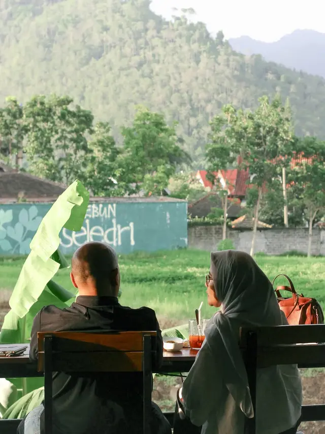 Rekomendasi Tempat Makan Enak di Malang Suasana Alam Terbaru 2025, Pupuk Bawang Café & Dining.