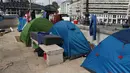 Deretan tenda milik imigran didirikan di sebuah kamp darurat di jalanan Kota Paris, Prancis, Selasa (6/9). Para imigran pencari suaka itu hidup terlantar di pinggir jalan kota tersebut. (REUTERS/Benoit Tessier)