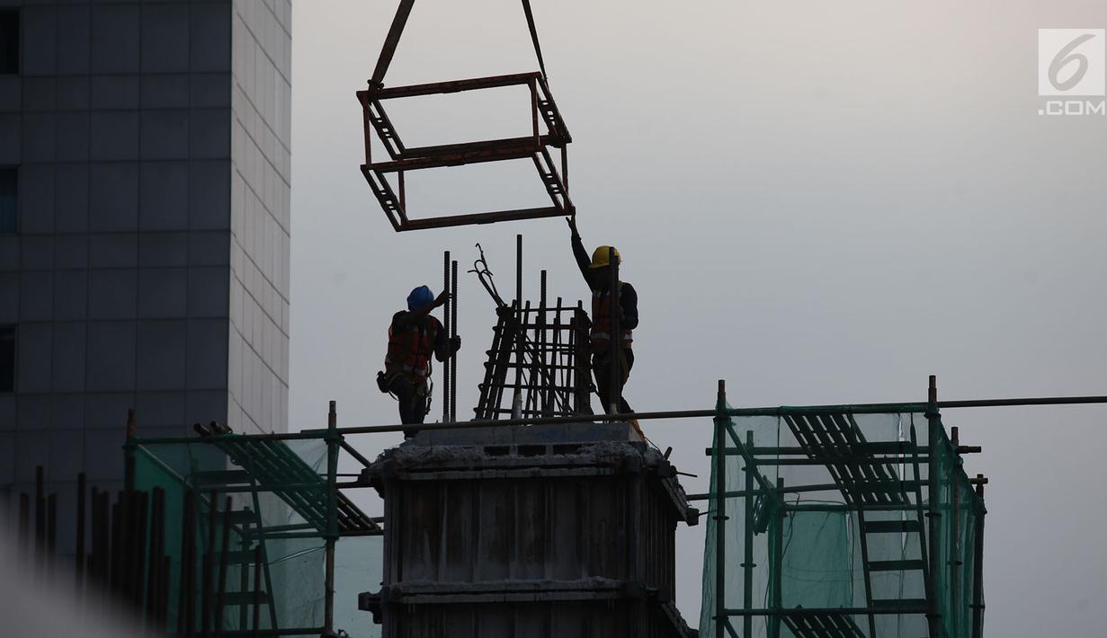 Pekerja menyelesaikan proyek pembangunan gedung dan jalan di Jakarta, Sabtu (10/11). Kementerian Pekerjaan Umum dan Perumahan Rakyat (PUPR) mensertifikasi 3.255 tenaga kerja konstruksi. (Merdeka.com/Imam Buhori)