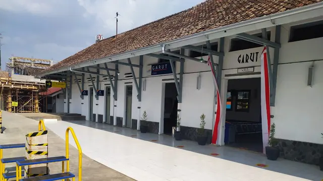 Dengan mempertahankan corak cat putih, tampak halaman luas nan bersih, terlihat asri di area pemberhentian penumpang Stasiun Kereta Api Garut Kota, Jawa Barat.