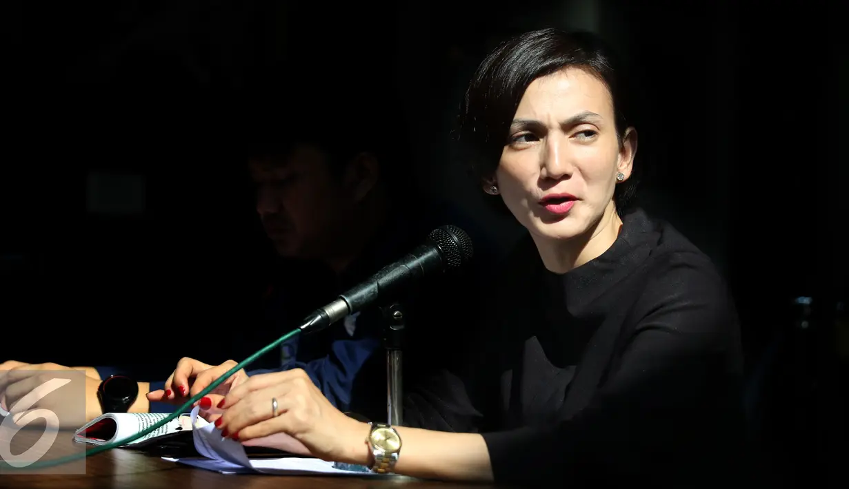 Wanda Hamidah menggelar konferensi pers usai mengunjungi Museum Trisakti, Jakarta, Selasa (10/5). Wanda berharap Tragedi 1998 yang terjadi 18 tahun silam tidak terjadi lagi di Indonesia. (Liputan6.com/Herman Zakharia)
