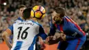 Jordi Alba menahan sakit saat dilanggar pemain Espanyol, Javi Lopez pada lanjutan La Liga Spanyol di Camp Nou, (18/12/2016). Barcelona menang 4-1. (REUTERS/Albert Gea)
